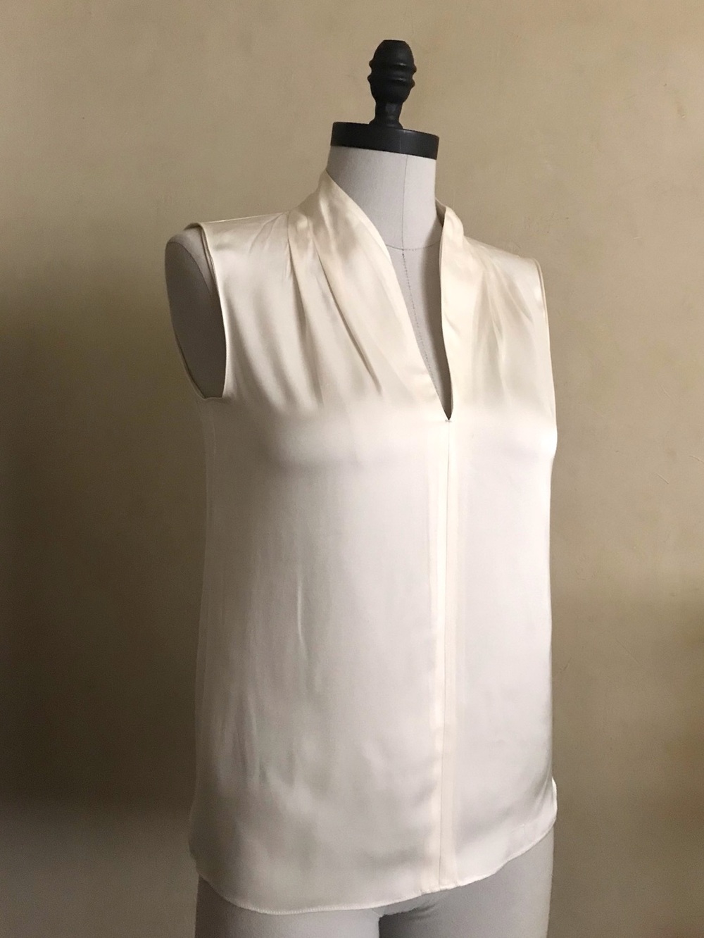 Elie Tahari Sleeveless Cream V-Neck Blouse